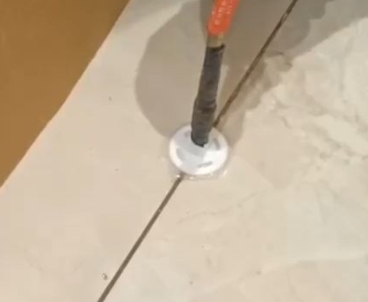 宁蒗瓷砖空鼓维修公司专业解答瓷砖在铺贴过程中，如果没有涂抹均匀到位的粘结材料（如水泥砂浆或瓷砖胶），可能会导致以下问题