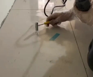 宁蒗瓷砖开裂维修公司专业分享瓷砖在铺贴前如果没有沥干水分，将会导致以下问题