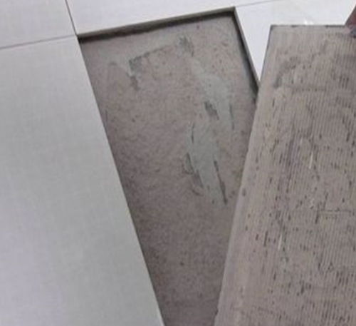 宁蒗瓷砖空鼓维修公司分享瓷砖铺贴时如果打浆（即涂抹在瓷砖背面和基层上的砂浆或瓷砖胶）过少，会带来以下问题